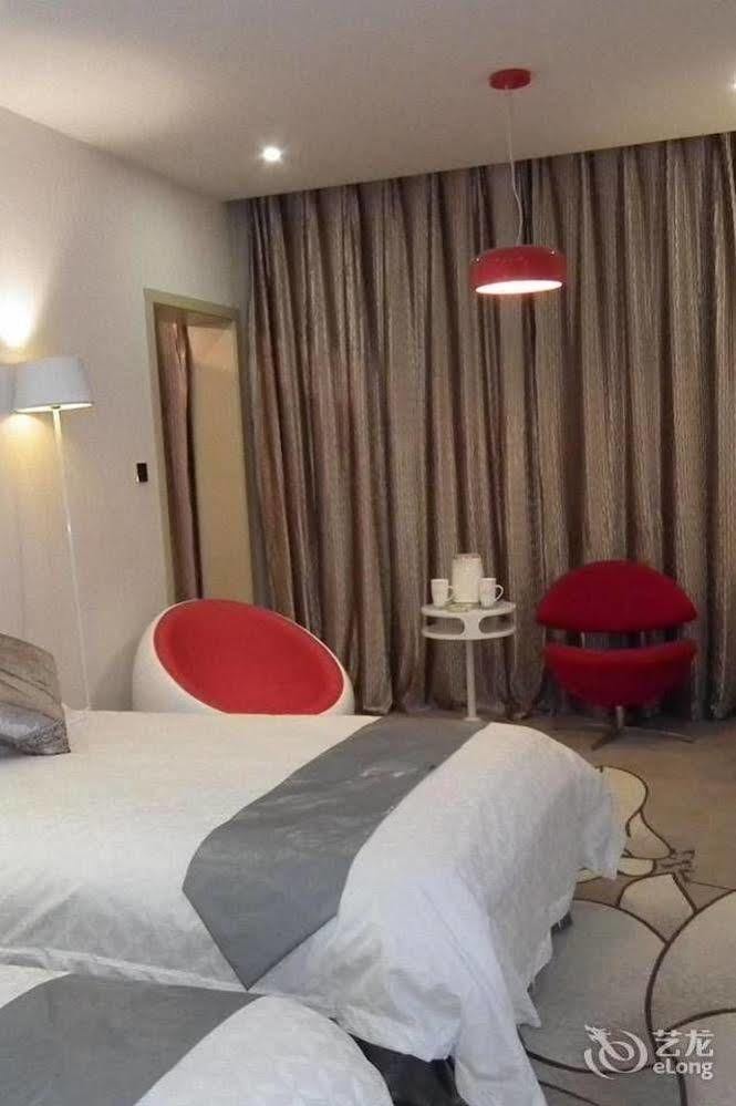 Victoria Hotel Луоян Екстериор снимка